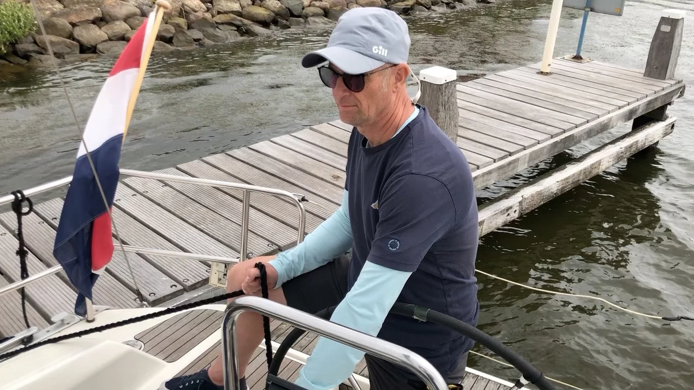 Yacht im Hafenmanöver