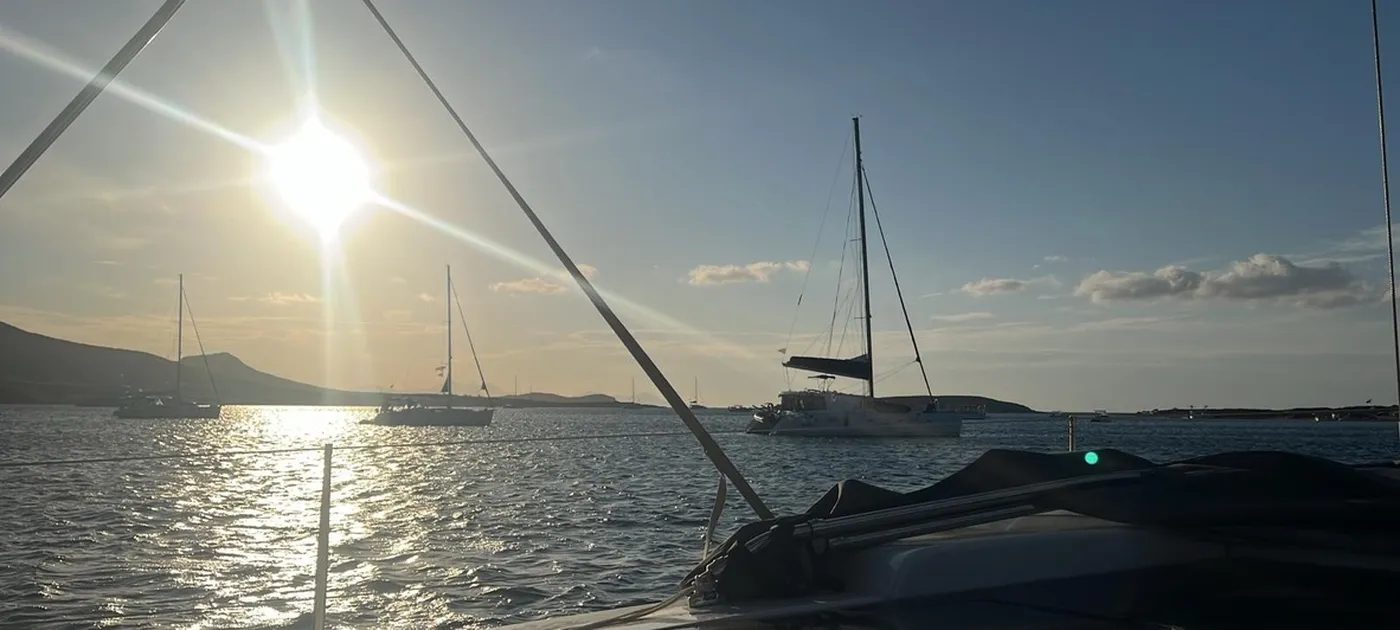 Segelyacht beim Hafenmanöver-Training