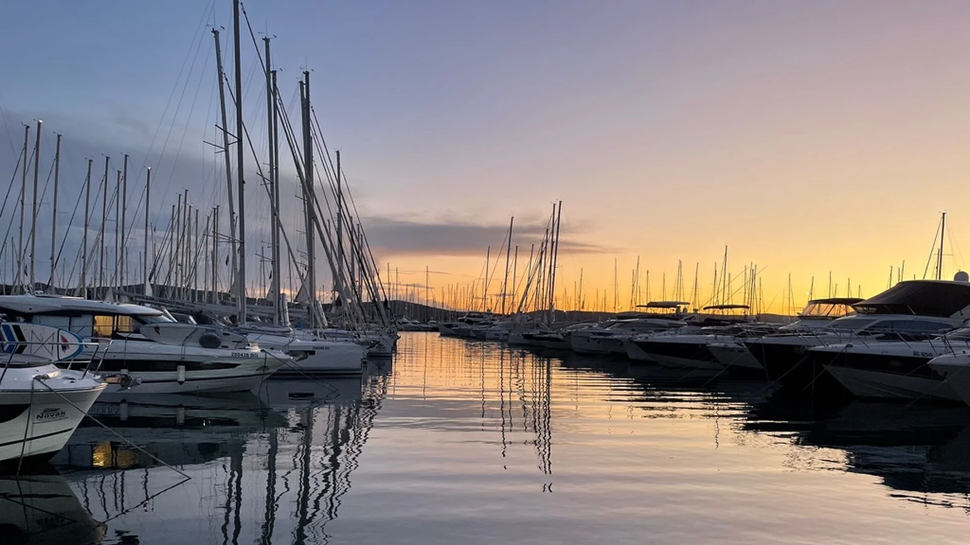Ruhige Marina im Abendlicht – SkipperSachen Mitgliedschaft