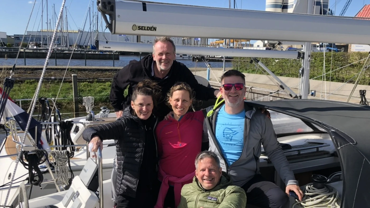 Vereinsmitglieder auf einer Segelyacht