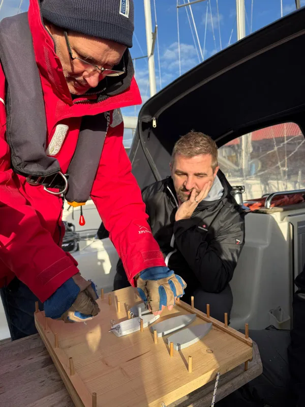 Ablegemanöver am Übungsbrett im Cockpit